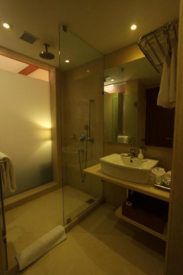 Hotel The Sky Imperial, Thaltej Ahmedabad Exterior foto