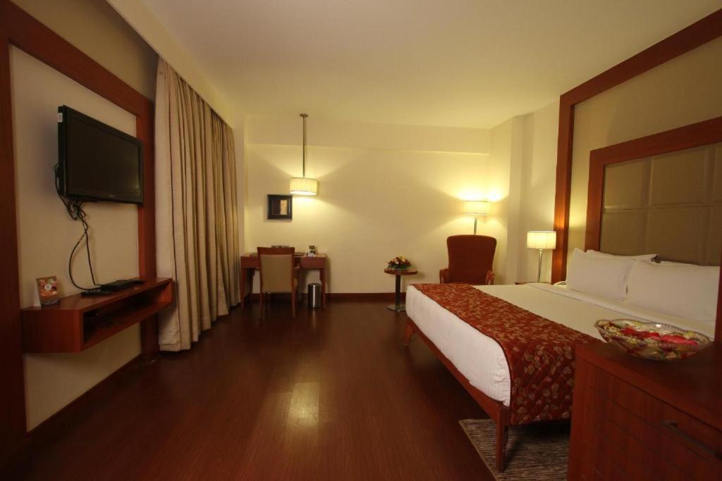 Hotel The Sky Imperial, Thaltej Ahmedabad Exterior foto