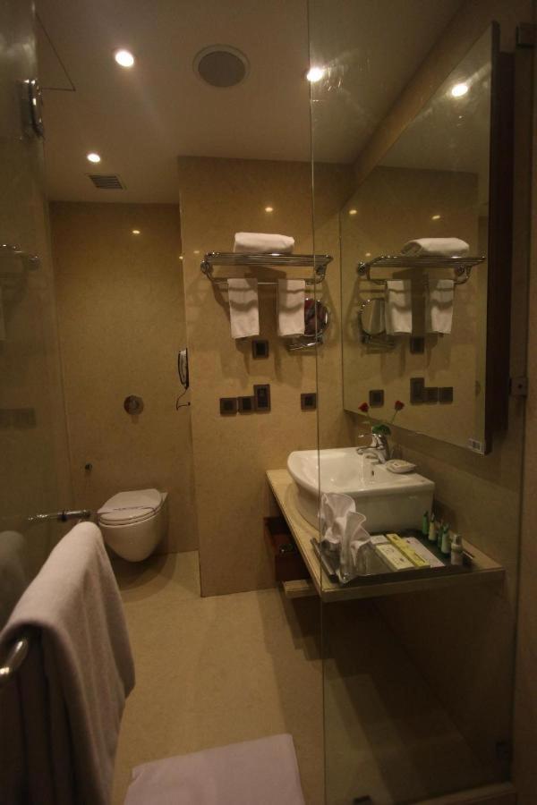 Hotel The Sky Imperial, Thaltej Ahmedabad Exterior foto