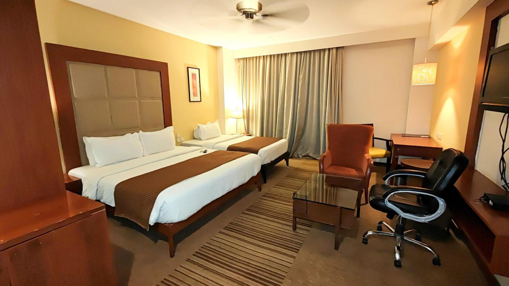 Hotel The Sky Imperial, Thaltej Ahmedabad Exterior foto
