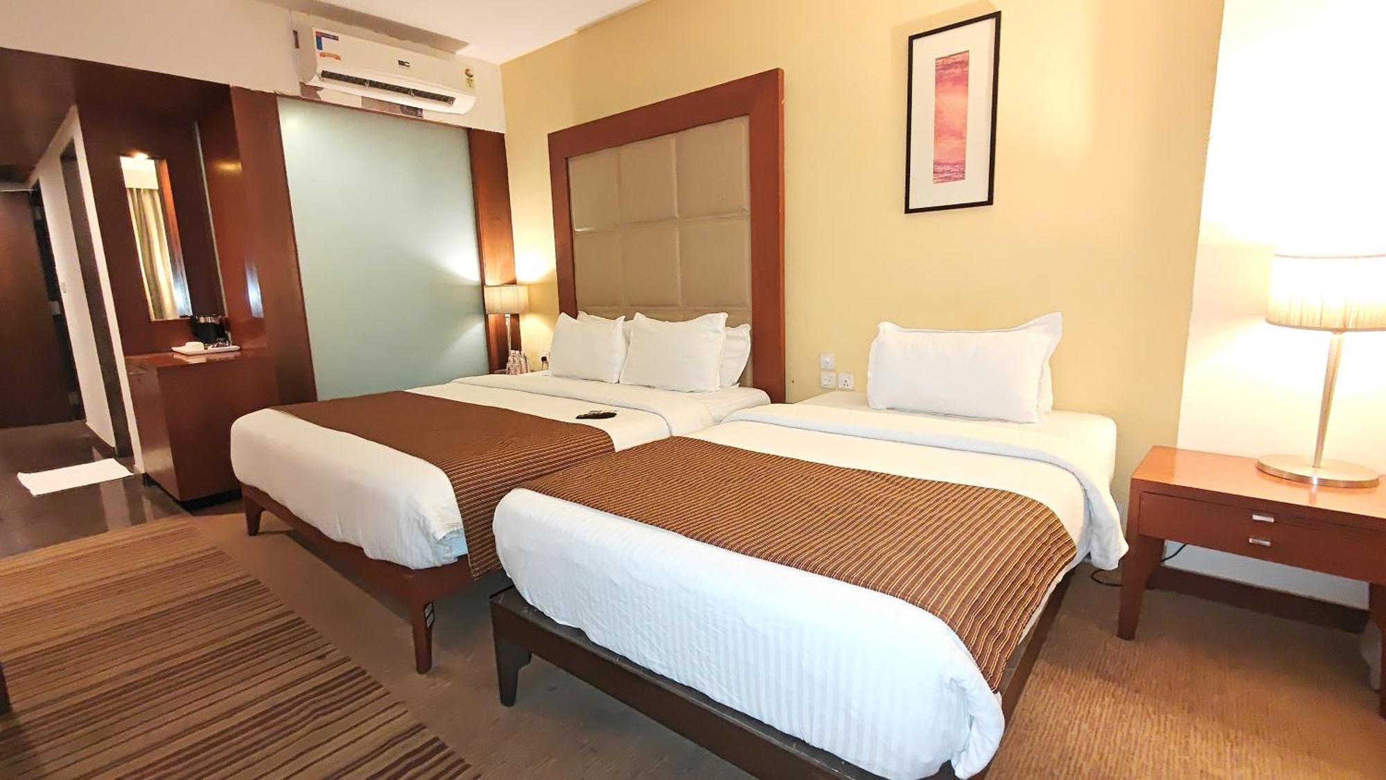 Hotel The Sky Imperial, Thaltej Ahmedabad Exterior foto