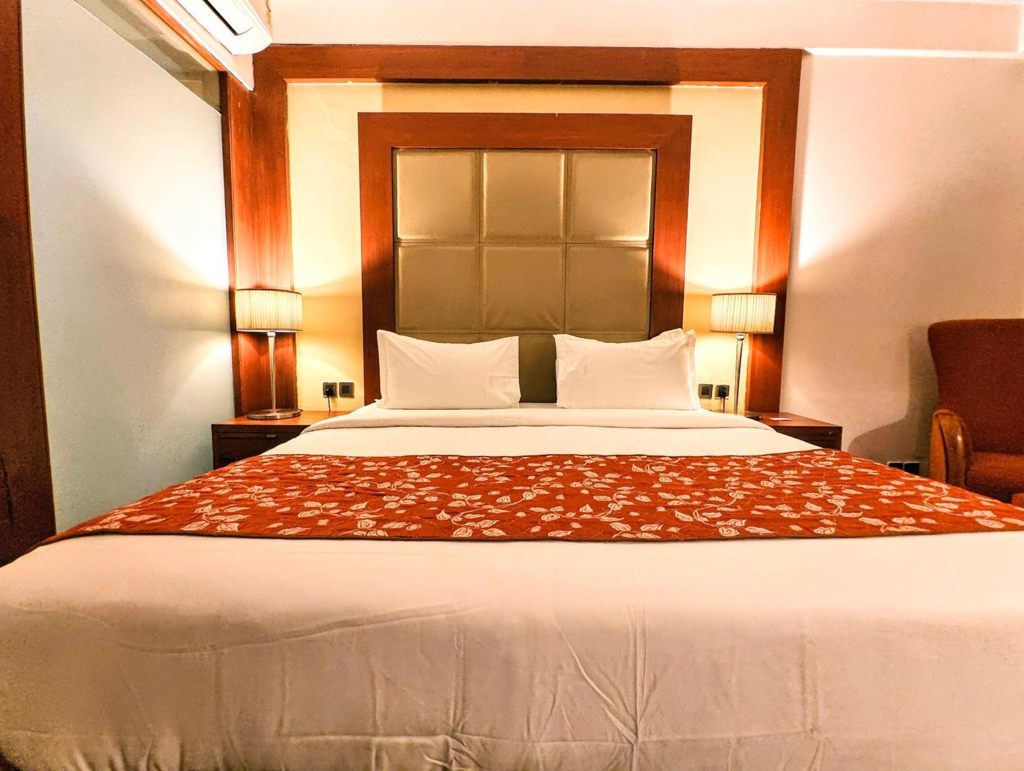 Hotel The Sky Imperial, Thaltej Ahmedabad Exterior foto