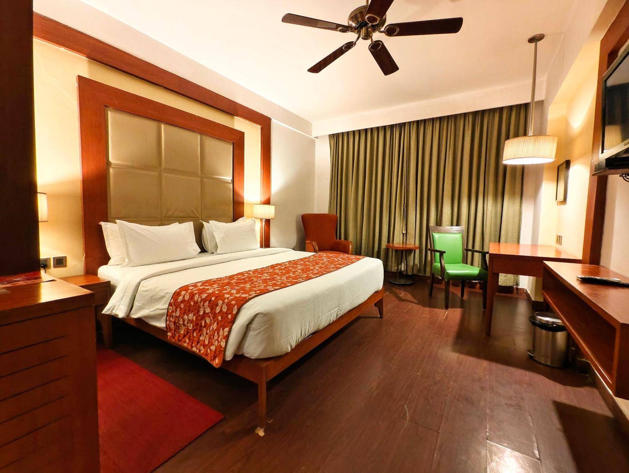 Hotel The Sky Imperial, Thaltej Ahmedabad Exterior foto